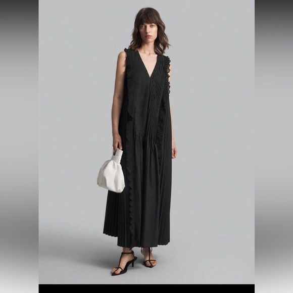 Elegant Black Pleated Dress - Picture 7 of 8